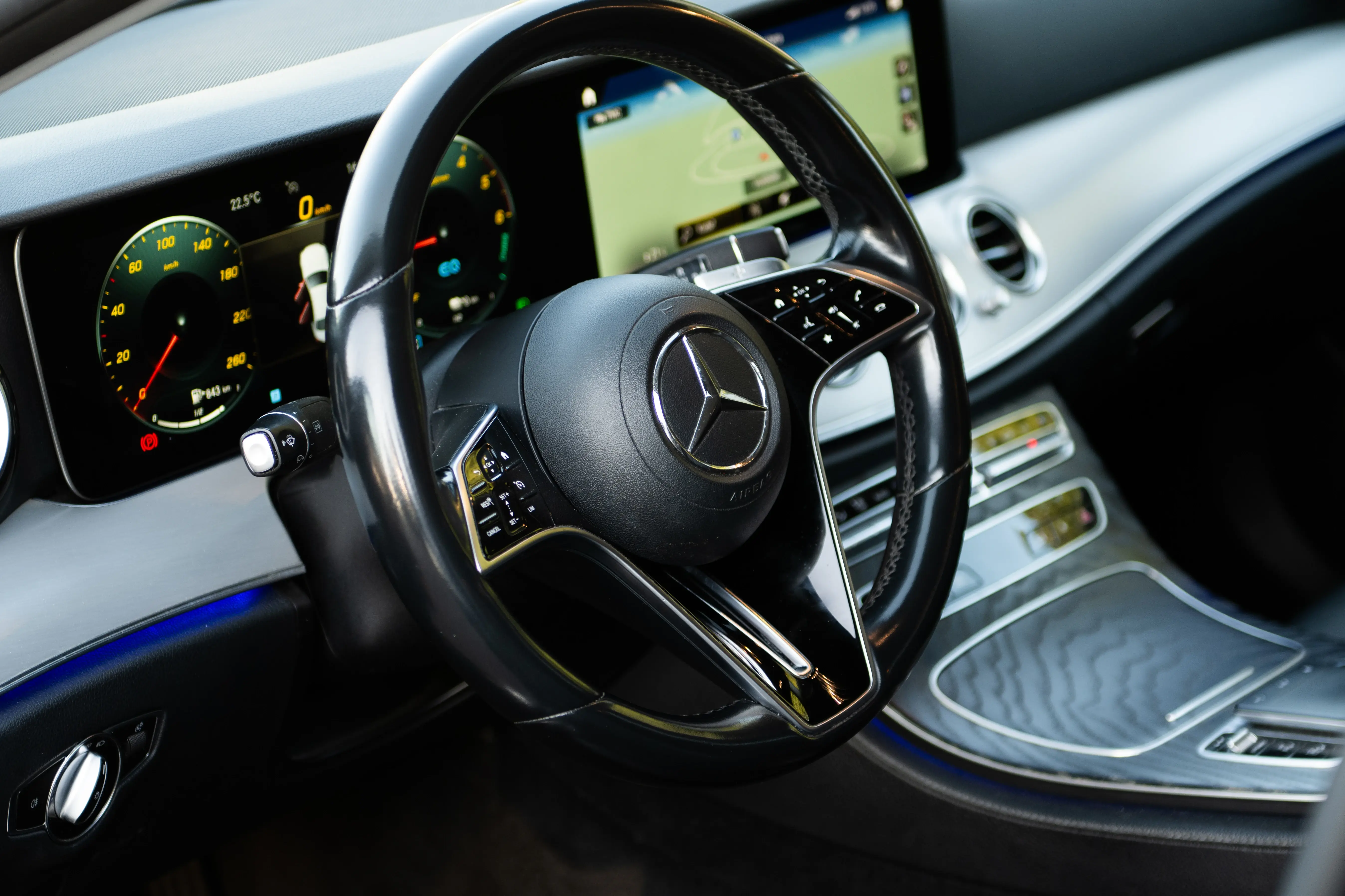 Mercedes-Benz E-Class · Pogled kroz prednji deo kabine