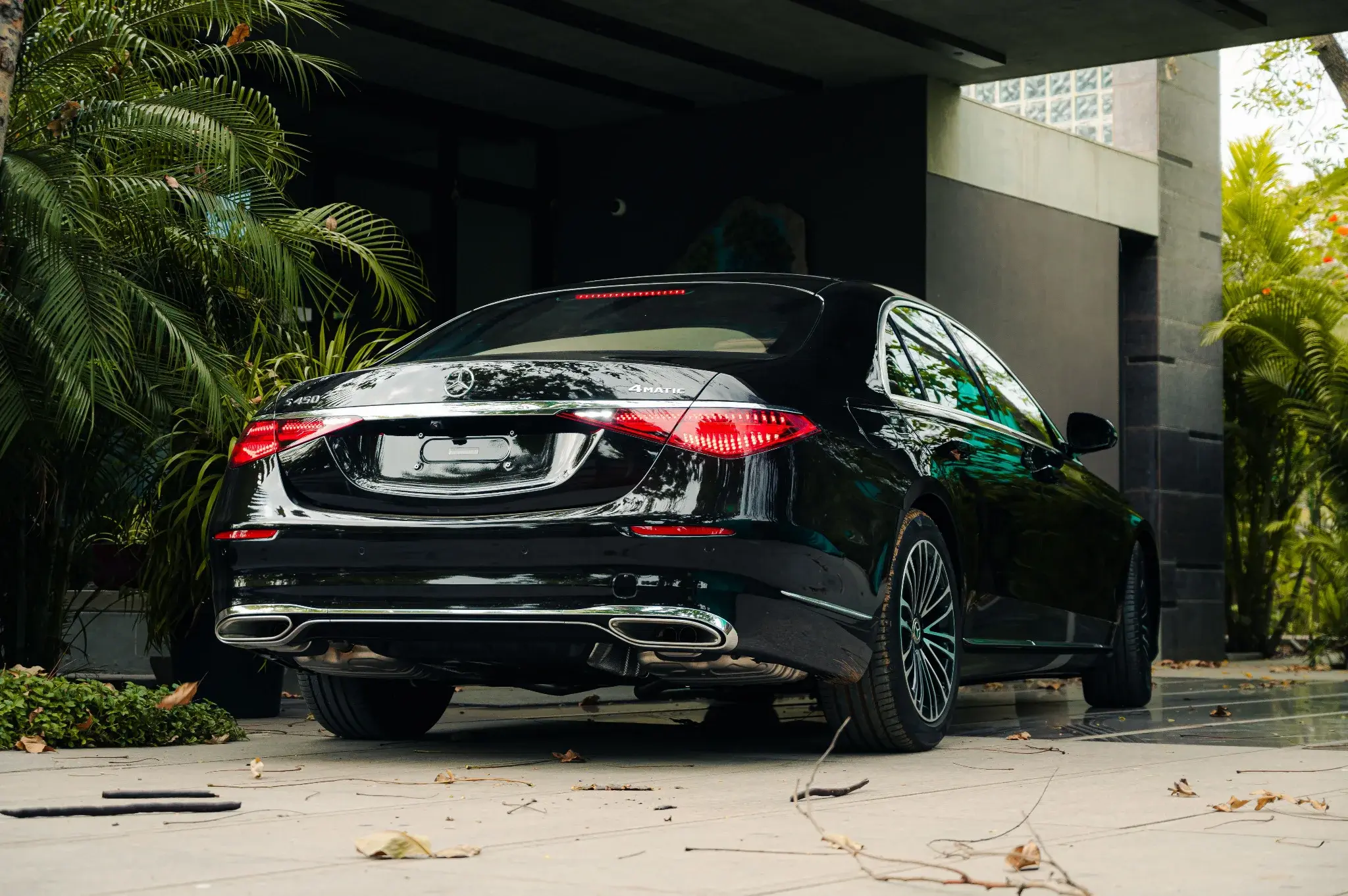 Mercedes-Benz S klasa ispred ulaza, pogled sa zadnje strane