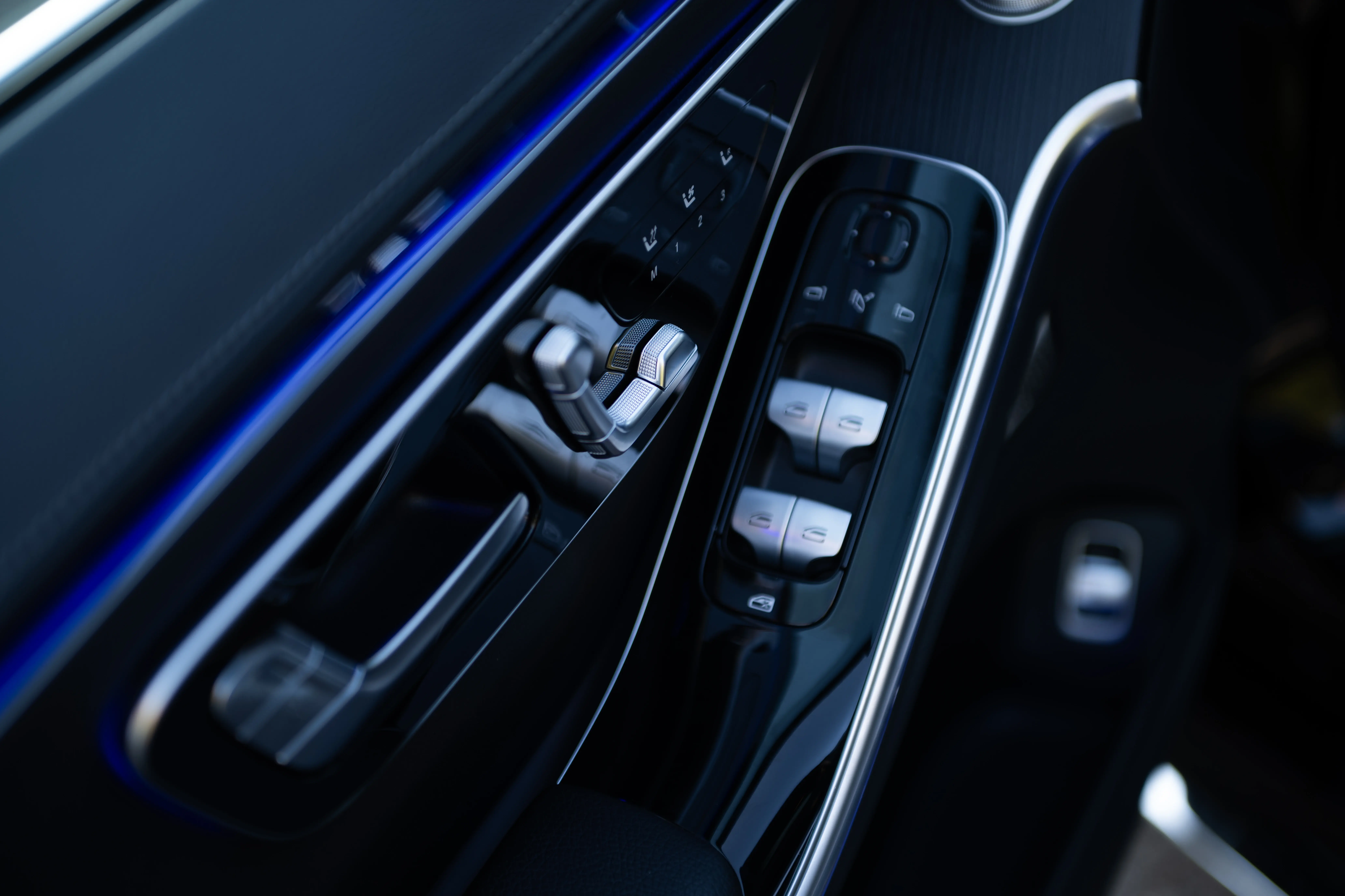 Mercedes-Benz S-Class · Komande na vratima