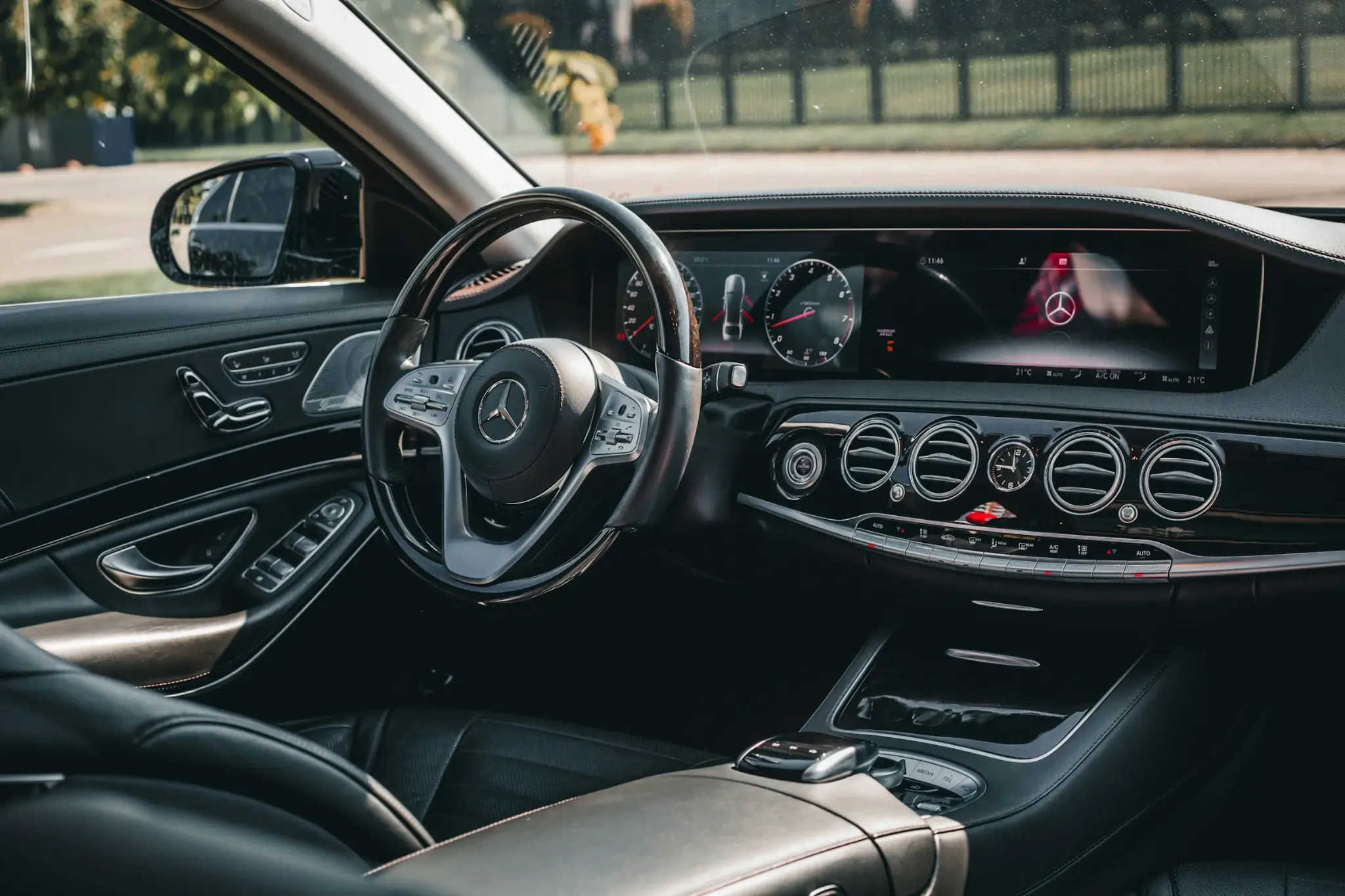 Mercedes-Benz S-Class · Pogled kroz prednji deo kabine