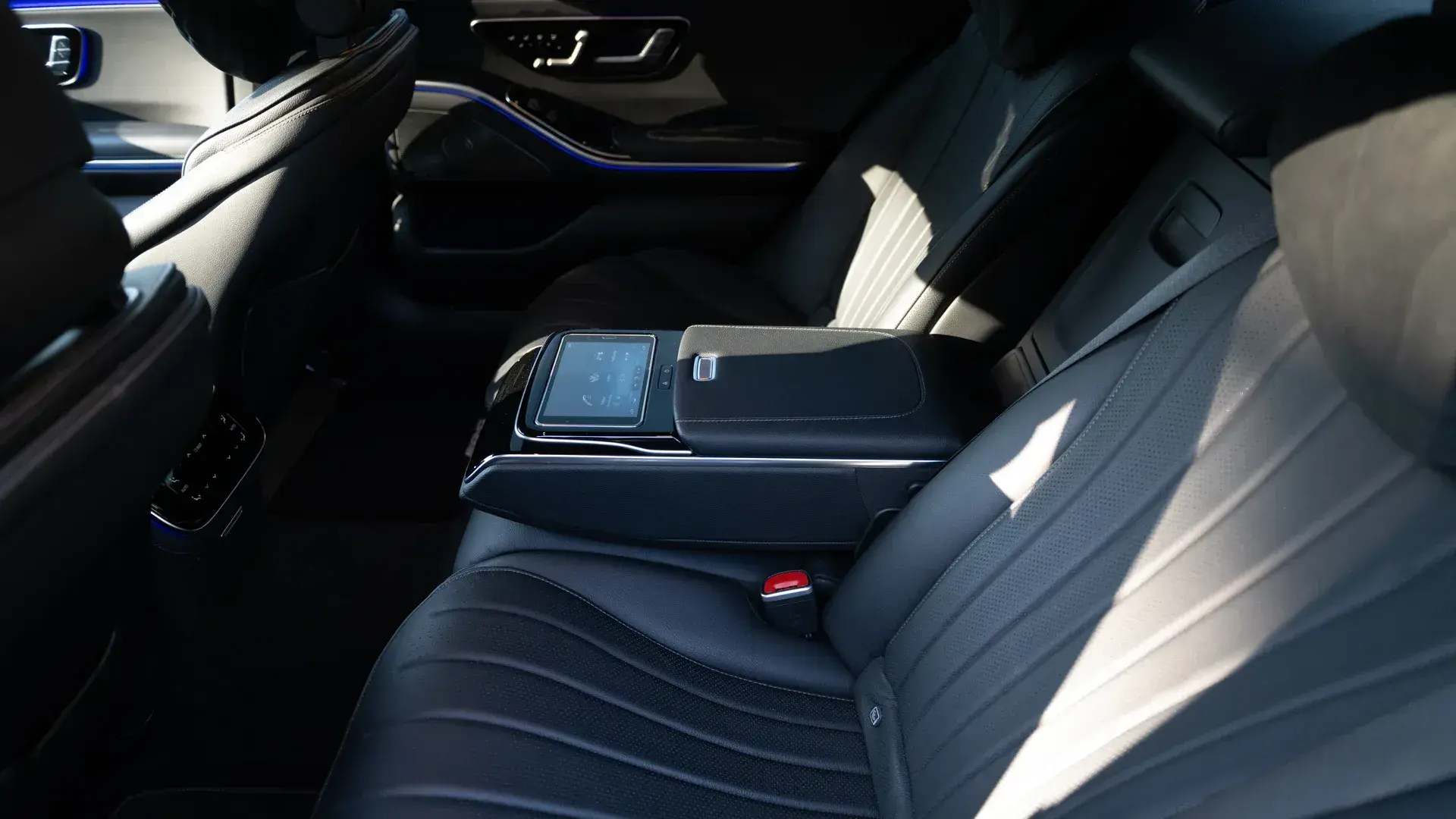 Kožna zadnja sedišta i prostor za putnike u vozilu Mercedes-Benz S-Class