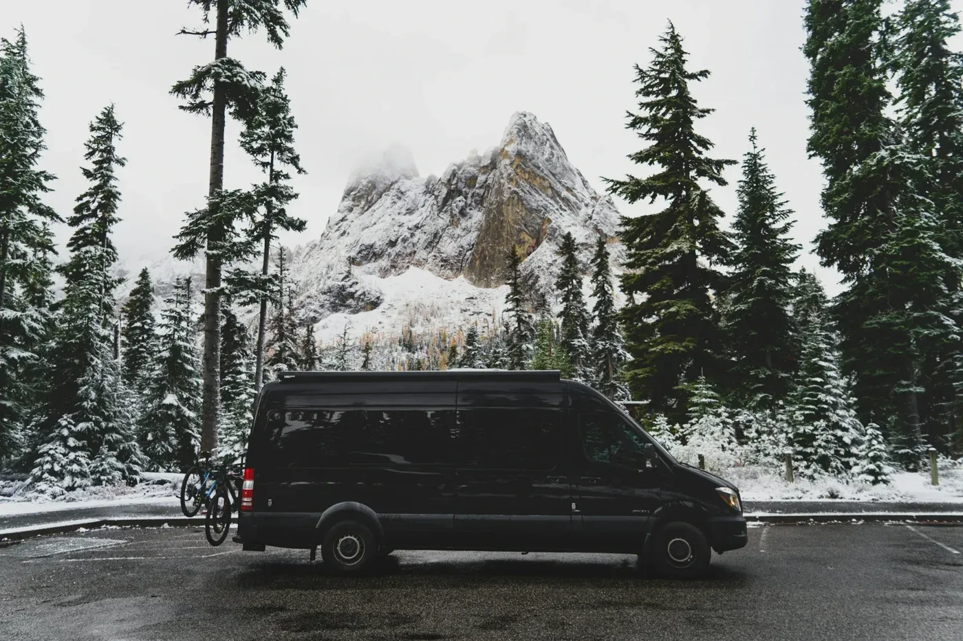 Mercedes Sprinter na putu kroz zimski planinski predeo