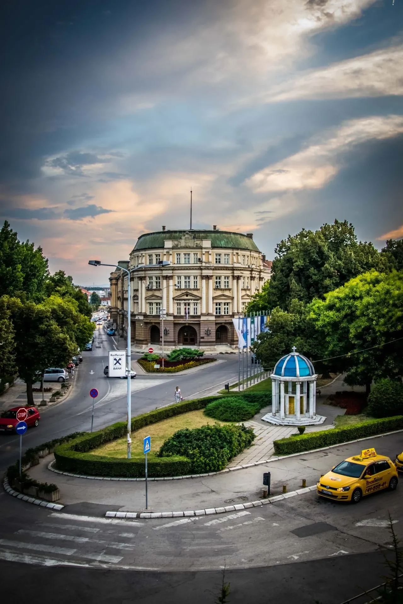 Gradska ulica i zgrada u Nišu predveče
