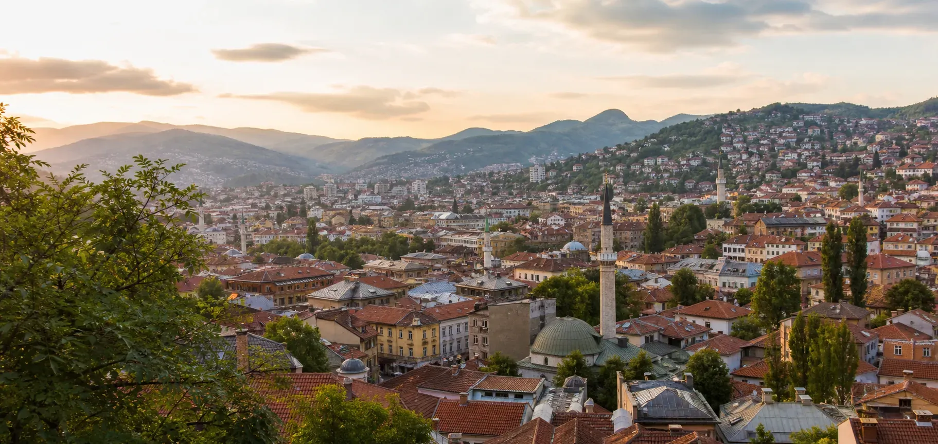 Panorama Sarajeva sa krovovima i minaretima