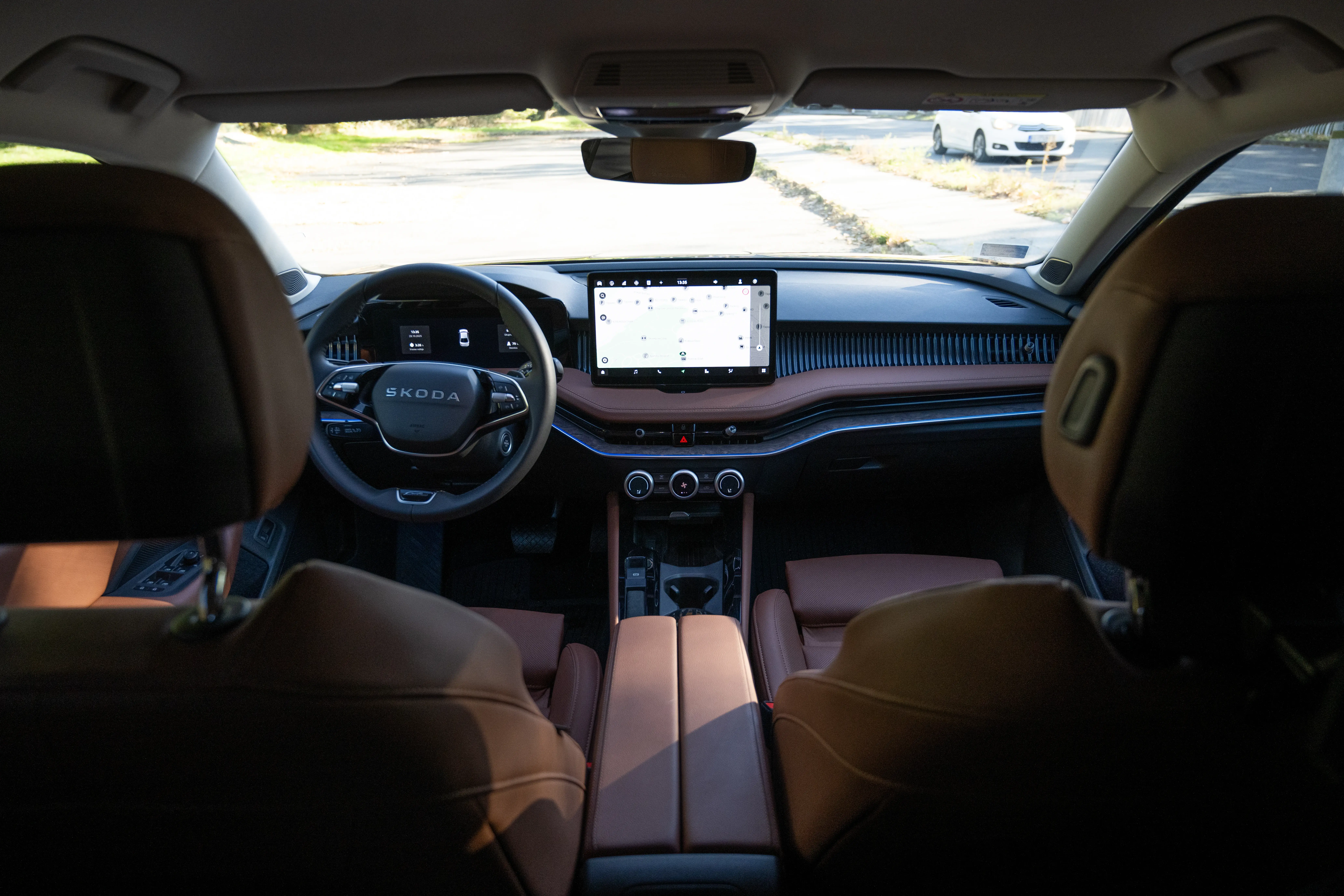 Škoda Superb · Pogled kroz prednji deo kabine