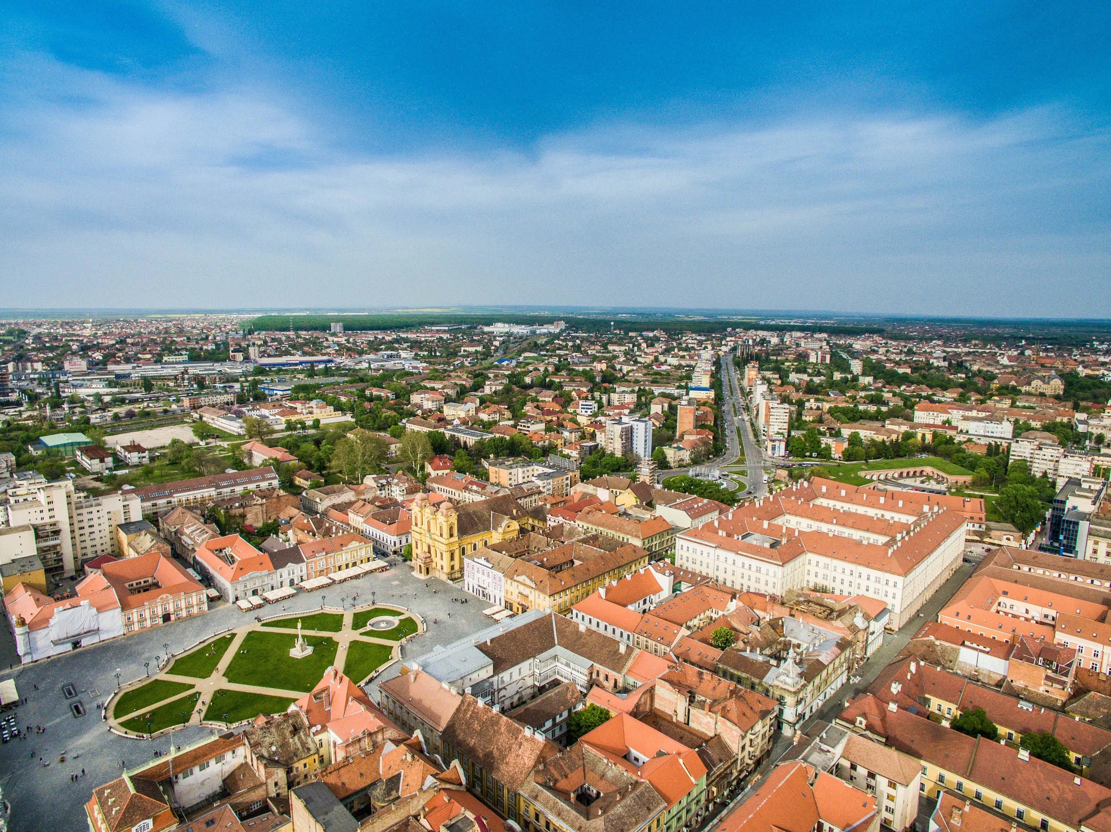 Pogled iz vazduha na trg i krovove Temišvara