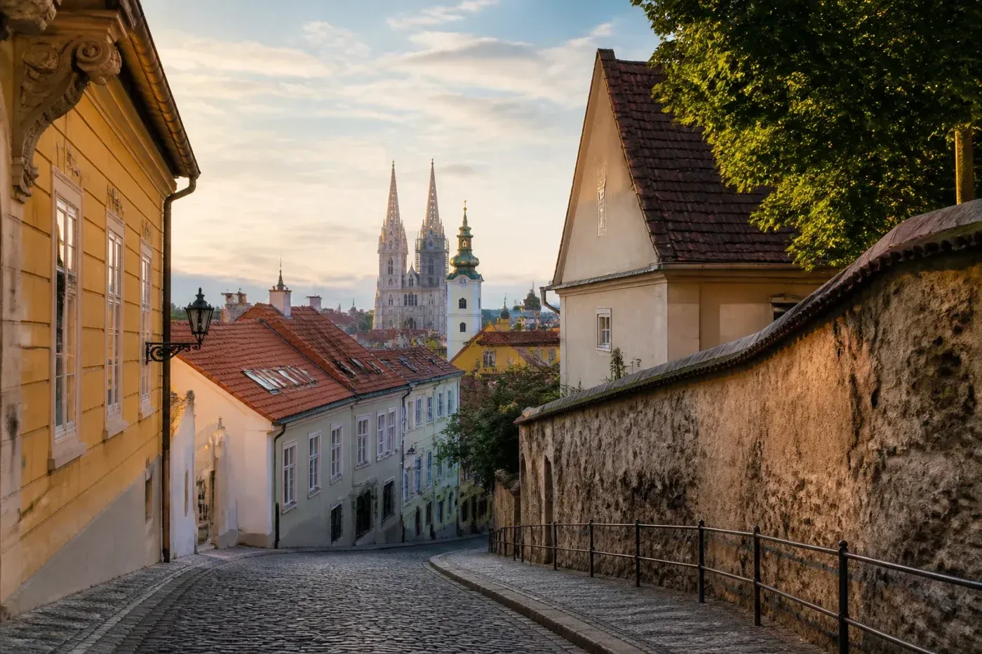 Ulica u Zagrebu sa pogledom na katedralu